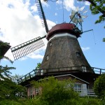 Alte Windmühlen (wie hier in Lindau an der Schlei) prägen immer noch die Landschaft der Region Alte Windmühlen (wie hier in Lindau an der Schlei) prägen immer noch die Landschaft der Region