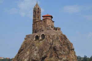 St. Michel d`Aiguilhe, das Wahrzeichen von Le Puy en Velay - der schwierigste Startpunkt des uralten Jakobs-Pilgerweges nach Santiago de Compostella