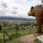 Saugues auf der Hochebene des Margeride - die Stadt mit der Region, die im 18. Jahrhundert durch "die Bestie von Gévaudan" grausam heimgesucht wurde Saugues auf der Hochebene des Margeride - die Stadt mit der Region, die im 18. Jahrhundert durch "die Bestie von Gévaudan" grausam heimgesucht wurde