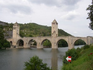 Das Wahrzeichen von Cahors - die Pont Valentré, die den Lot seit rund 700 Jahren überbrückt