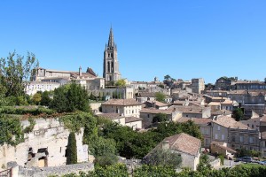 hoch über der Dordogne trohnt der einstmalige Klosterort St. Emilion, heute ist mehr der Ruf des Weines für den guten Namen der Stadt zuständig