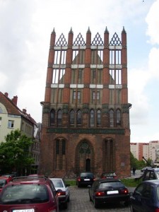 das alte Rathaus von Stettin im Hanse-Stil - es ist wirklich so schief, wie es aussieht!