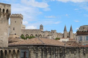 Blick über die Dächer von Avignon auf den Papstpalast