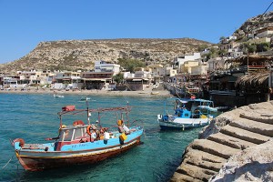 Die Bucht von Matala bietet Windschutz und ein buntes Tavernen- wie Barleben