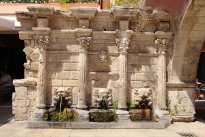 Die Reste des Rimondi-Brunnens in der Innenstadt von Rethimnon aus dem 16. Jahrhundert