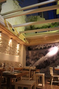 der Restaurant-Bereich im Innenhof mit Blick auf den Nachthimmel im deli&eatery in Heraklion