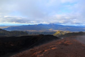 Die Asche gehört zum Krater des Eyjajallajökull. Ich konnte mich nur schwer dazu zwingen, alle Steine da zu lassen. Ein paar werde ich mit nach Hause nehmen. Die glitzern so schön!!!