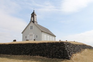 Die Strandarkirkja an der Südküste südlich von Reykjavik - seit dem 12. Jahrhundert gibt es an diesem Strand eine Kirche auf Island