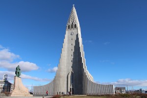 Die Hallgrímskirkja im Herzen von Reykjavik bietet in ihrer Spitze einen grandiosen Rundumblick.