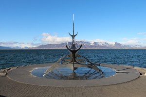 Die Sæbraut - das Ufer am Hafen von Reykjavik trägt diesen Namen - wie das Kunstwerk, das ein Wikingerschiff darstellt, auch.