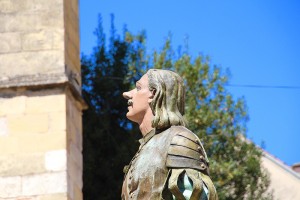 Cyrano de Bergerac, eine rein fiktive Literatur-Figur, bekam in Bergerac eine eigene Statue. Auch wenn er außer dem Namen nichts mit der Stadt zu tun hat...