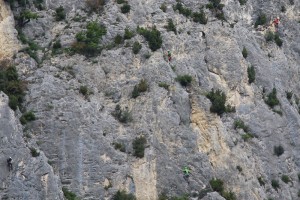 Klein und verloren wirken die 4 Kletterer in der Steilwand am Eingang zum Tal des Foret de Saou