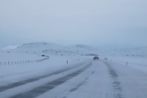 Islands Straßen in den Wintermonaten unterliegen extremen Wetterbedingungen: Wer Sicherheit will, sollte ein 4x4 Auto leihen und keinen Kleinwagen!