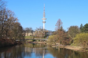 Der Fernsehturm Hamburg über dem Wallringpark