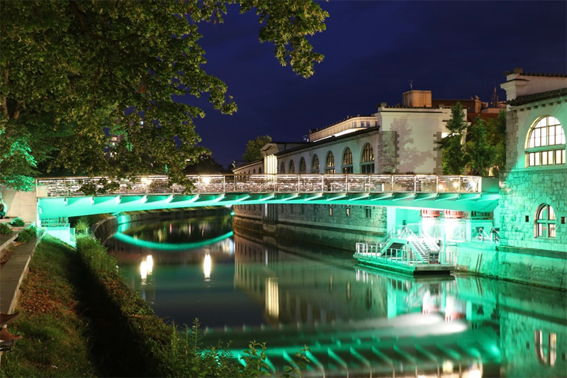 Nachtleben von Ljubljana - die Metzgerbrücke im grünen Nachtlicht. Foto © Hans-Martin Goede