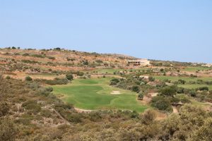 In 2016 ist das Wasser auf Kreta knapp wie selten zuvor - Golfplätze erstrahlen dennoch im saftigen Grün. In unseren Augen ein Widerspruch!