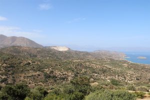 Die Straße von Agios Nikolaos nach Sitia schraubt und windet sich um Bergnasen wie Schluchten
