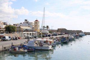 im Fischerhafen von Ierapetra mit Turmuhr und der alten Festung 