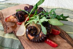 gegrillter Octopus - serviert auf feinstem Olivenholz