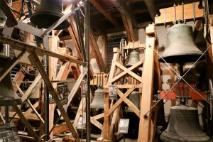 das Glockenmuseum im weiträumigen "Glockenraum" der Stiftskirche
