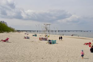Blick vom Strand des polnischen Misdroy an der Ostsee Richtung Swinemünde