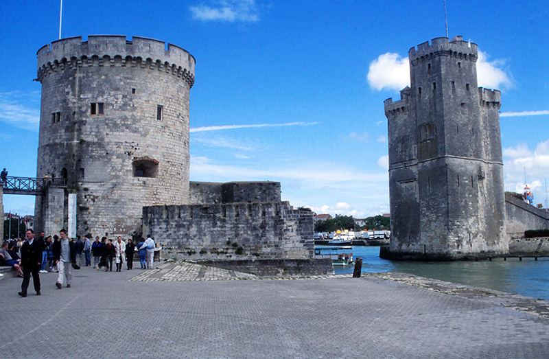 die historische Hafeneinfahrt von La Rochelle
