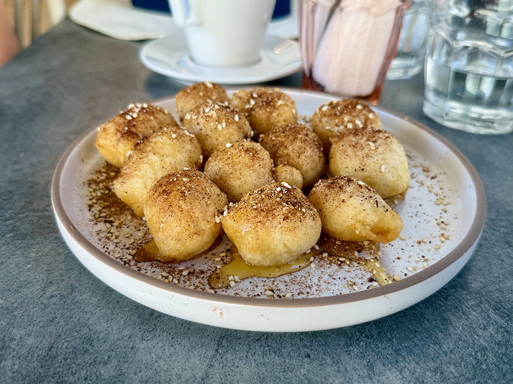 Die Loukoumades von Manolis Haritakis werden nun von seinen Nachfolgern mit dem alten Familienrezept zubereitet - und schmecken wunderbar!