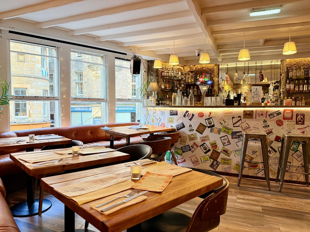 Während im EG mehr der Whisky im Vordergrund steht und die Sitzgelegenheiten meist aus Couch wie Sessel bestehen - hat es im 1. Stock der ARCADE Bar die klassische "Holzbrettchenklasse" (Bänke teils aber "ausgelutscht"....).