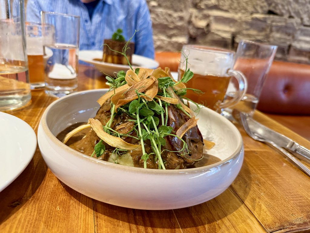"Haggis Stuffed Chicken" - eine weitere Spezialität der Arcade-Bar (Foto 2026)