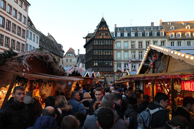 Weihnachtsmarkt vor dem Münster und Maison Kammerzell in Strassburg