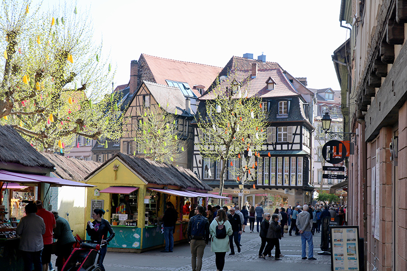 der Oster- und Frühlingsmarkt am Place des Dominicains in Colmar