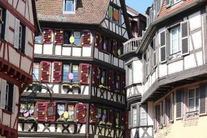 Viele Häuser sind zur Osterzeit in Colmar entsprechend österlich dekoriert :)