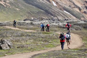 Biker und Wanderer "teilen" sich die Wege rund um Landmannalaugar