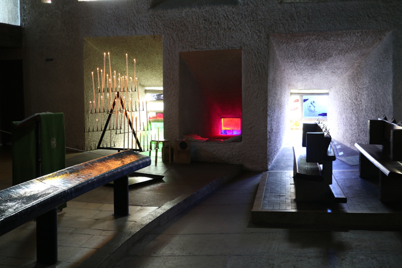 Licht- und Farbenspiele im Kirchenraum der Kirche Notre Dame du Haut des Architekten Le Corbusier