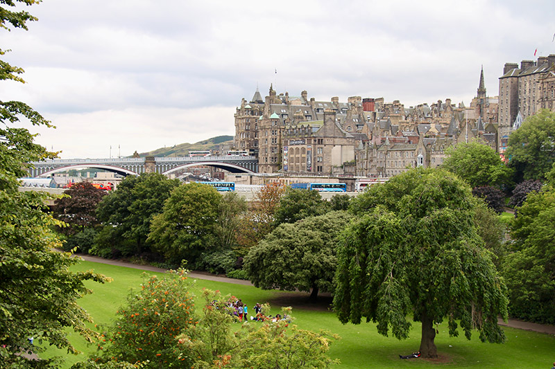 die Princes Street Gardens - die grüne Lunge von Edinburgh, mit Blick auf den Waverly Bahnhof