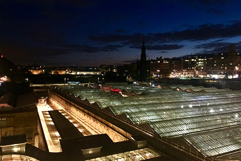 Waverly Station - der Bahnhof von Edinburgh bei Nacht