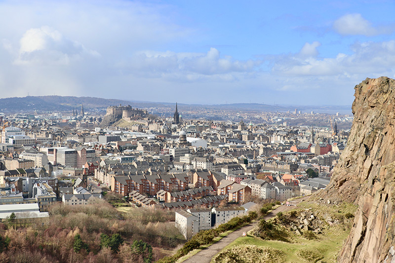 Blick auf Edinburgh von den Salisbury Crags, die Basaltsäulen vor dem Arthur´s Seat