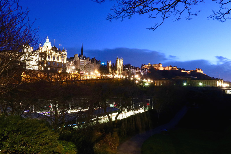 Abendliche Stadtskyline von Edinburgh