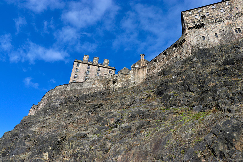Das Edinburgh Castle wurde auf einem ehemaligen Vulkanschlot (Basalt) gebaut