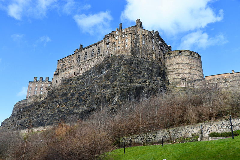 Das Edinburgh Castle wurde auf einem ehemaligen Vulkanschlot (Basalt) gebaut
