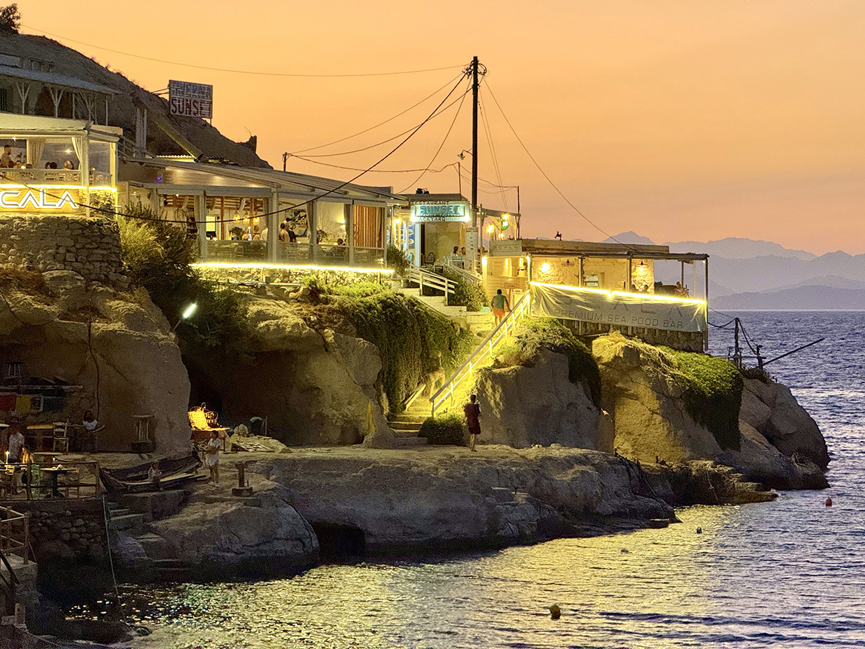 Das SCALA in Matala im Abendlicht des September 2025