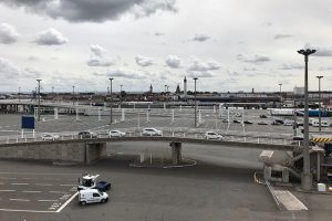 der Platzbedarf der Abfertigung von LKW und PKW im Hafen von Calais ist gigantisch