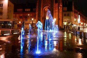 Lichtspiele in der Brunnenanlage des Place d’Armes in Calais