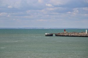 die weissen Felsen von Dover kann bei klarem Wetter vom Hafen in Calais aus problemlos erkennen
