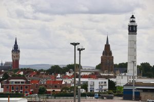 Die Innenstadt von Calais mit dem Leuchtturm (Phare de Calais)