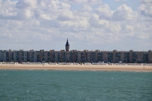 Die Meeresfront von Calais - ein Riegel aus Beton, davor aber viel Strand