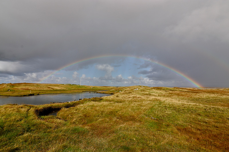 Regenbogen über der Insel Grimsay