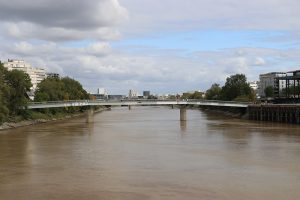 die Gezeitenbrücke von Nantes - je nach Wasserstand ändert sie ihre Höhe