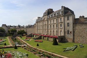 mittelalterliche Städte wie Vannes mit mehr als 2.500 jähriger Geschichte (hier der Stadtgraben) prägen die Bretagne
