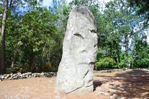 ein Menhir (in Asterix-Deutsch auch "Hinkelstein"), hier der "Gigant von Manio